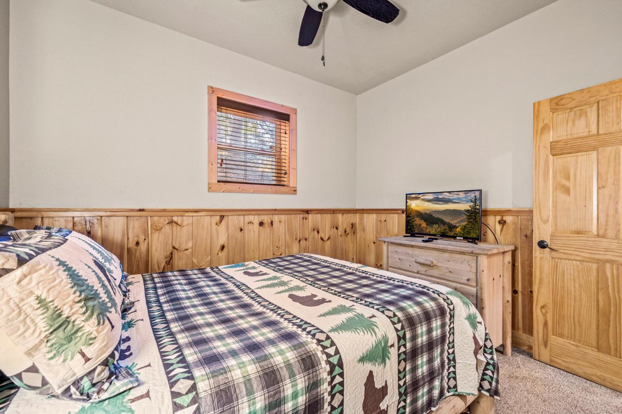 Relaxation Retreat - Pickleball Cabin - Wi-Fi, Fire Pit With Bar, Ev, Game Room, Hot Tub, Pool Access - Mins To Pf Sevierville Exteriör bild