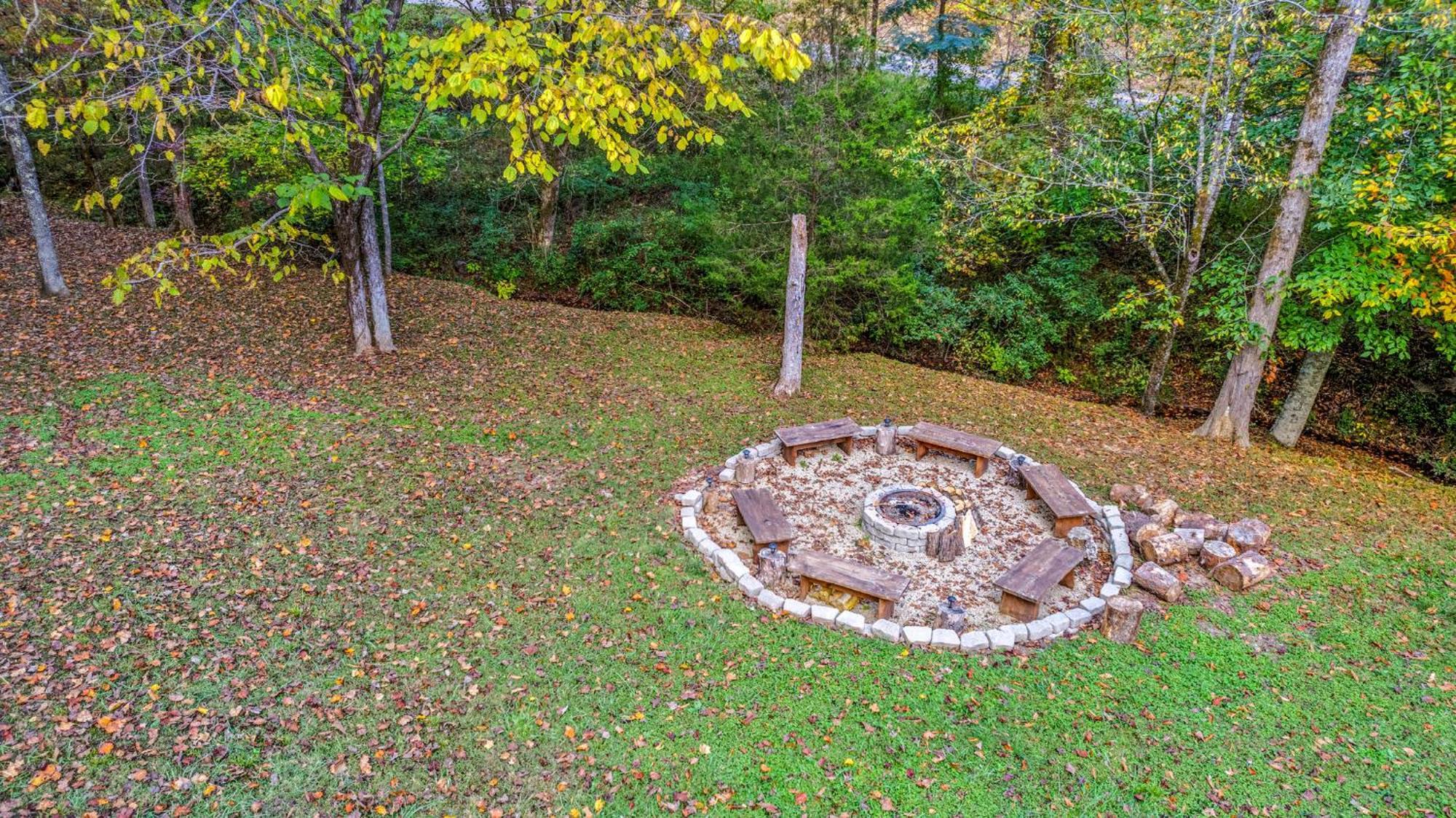 Relaxation Retreat - Pickleball Cabin - Wi-Fi, Fire Pit With Bar, Ev, Game Room, Hot Tub, Pool Access - Mins To Pf Sevierville Exteriör bild