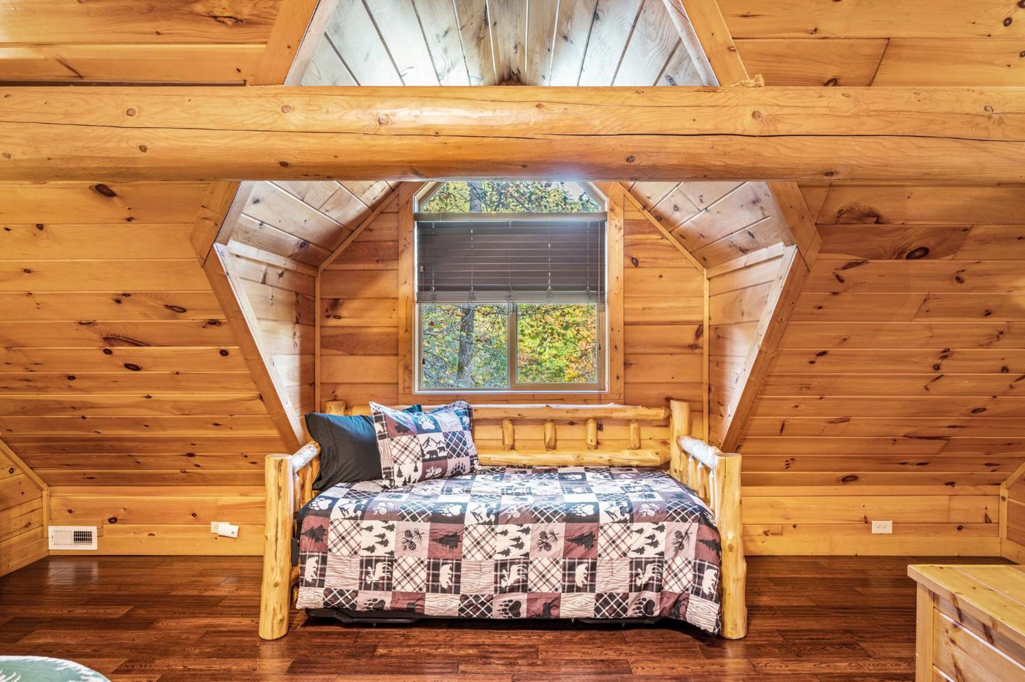 Relaxation Retreat - Pickleball Cabin - Wi-Fi, Fire Pit With Bar, Ev, Game Room, Hot Tub, Pool Access - Mins To Pf Sevierville Exteriör bild
